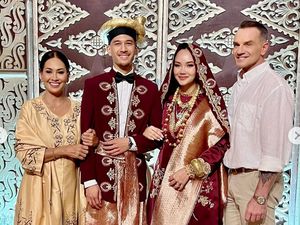7 Potret Alyssa Daguise & Keluarga di Pernikahan Kakak, Elegan Meski Simple 7 Potret Alyssa Daguise & Keluarga di Pernikahan Kakak, Elegan Meski Simple