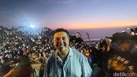 Potret Rifat Sungkar Nikmati Sunset Magis dan Tari Kecak di Uluwatu