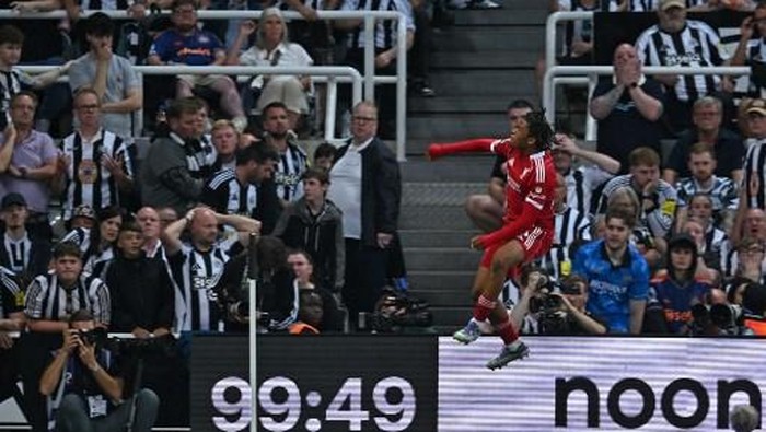 Liverpools English striker #73 Rio Ngumoha celebrates in front of the Newcastle fans after scoring their third goal during the English Premier League football match between Newcastle United and Liverpool at St James Park in Newcastle-upon-Tyne, north east England on August 25, 2025. (Photo by ANDY BUCHANAN / AFP) / RESTRICTED TO EDITORIAL USE. No use with unauthorized audio, video, data, fixture lists, club/league logos or live services. Online in-match use limited to 120 images. An additional 40 images may be used in extra time. No video emulation. Social media in-match use limited to 120 images. An additional 40 images may be used in extra time. No use in betting publications, games or single club/league/player publications. /