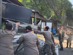 Satpol PP Bongkar 6 Bangunan Liar di Citeureup, Ada Milik Ormas