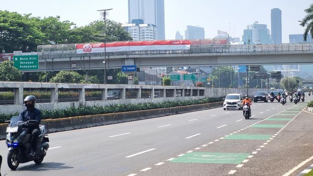 Situasi fasilitas umum yang sempat dirusak sekelompok massa di sekitar DPR (Taufiq/detikcom)