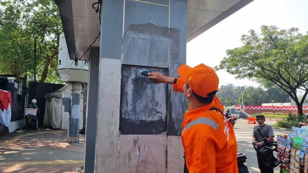 Situasi fasilitas umum yang sempat dirusak sekelompok massa di sekitar DPR (Taufiq/detikcom)