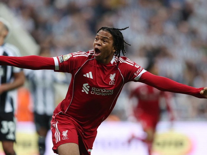 Soccer Football - Premier League - Newcastle United v Liverpool - St James' Park, Newcastle, Britain - August 25, 2025 Liverpool's Rio Ngumoha celebrates scoring their third goal REUTERS/Scott Heppell EDITORIAL USE ONLY. NO USE WITH UNAUTHORIZED AUDIO, VIDEO, DATA, FIXTURE LISTS, CLUB/LEAGUE LOGOS OR 'LIVE' SERVICES. ONLINE IN-MATCH USE LIMITED TO 120 IMAGES, NO VIDEO EMULATION. NO USE IN BETTING, GAMES OR SINGLE CLUB/LEAGUE/PLAYER PUBLICATIONS. PLEASE CONTACT YOUR ACCOUNT REPRESENTATIVE FOR FURTHER DETAILS..