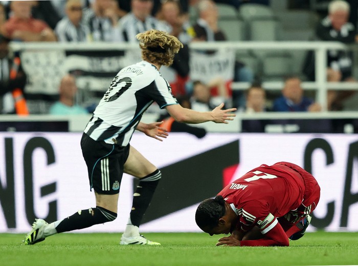 SOCCER-ENGLAND-NEW-LIV/ Soccer Football - Premier League - Newcastle United v Liverpool - St James' Park, Newcastle, Britain - August 25, 2025 Newcastle United's Anthony Gordon fouls Liverpool's Virgil van Dijk and is later shown a red card REUTERS/Scott Heppell EDITORIAL USE ONLY. NO USE WITH UNAUTHORIZED AUDIO, VIDEO, DATA, FIXTURE LISTS, CLUB/LEAGUE LOGOS OR 'LIVE' SERVICES. ONLINE IN-MATCH USE LIMITED TO 120 IMAGES, NO VIDEO EMULATION. NO USE IN BETTING, GAMES OR SINGLE CLUB/LEAGUE/PLAYER PUBLICATIONS. PLEASE CONTACT YOUR ACCOUNT REPRESENTATIVE FOR FURTHER DETAILS..