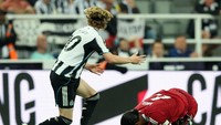 Insiden tersebut hadir di injury time babak pertama. Foto: REUTERS/Scott Heppell