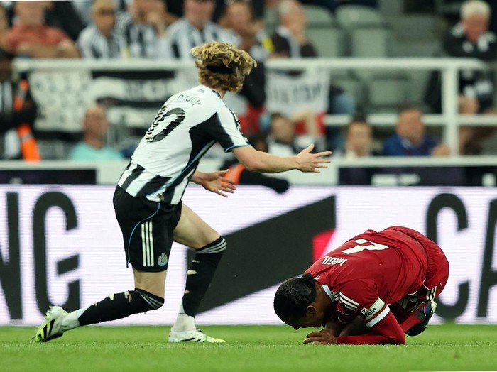 Soccer Football - Premier League - Newcastle United v Liverpool - St James' Park, Newcastle, Britain - August 25, 2025 Newcastle United's Anthony Gordon fouls Liverpool's Virgil van Dijk and is later shown a red card REUTERS/Scott Heppell EDITORIAL USE ONLY. NO USE WITH UNAUTHORIZED AUDIO, VIDEO, DATA, FIXTURE LISTS, CLUB/LEAGUE LOGOS OR 'LIVE' SERVICES. ONLINE IN-MATCH USE LIMITED TO 120 IMAGES, NO VIDEO EMULATION. NO USE IN BETTING, GAMES OR SINGLE CLUB/LEAGUE/PLAYER PUBLICATIONS. PLEASE CONTACT YOUR ACCOUNT REPRESENTATIVE FOR FURTHER DETAILS..