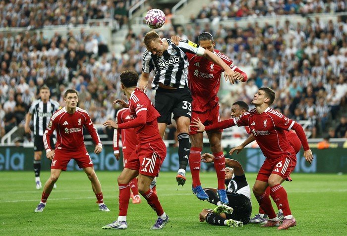 Soccer Football - Premier League - Newcastle United v Liverpool - St James Park, Newcastle, Britain - August 25, 2025 Newcastle Uniteds Dan Burn in action with Liverpools Virgil van Dijk Action Images via Reuters/Lee Smith EDITORIAL USE ONLY. NO USE WITH UNAUTHORIZED AUDIO, VIDEO, DATA, FIXTURE LISTS, CLUB/LEAGUE LOGOS OR LIVE SERVICES. ONLINE IN-MATCH USE LIMITED TO 120 IMAGES, NO VIDEO EMULATION. NO USE IN BETTING, GAMES OR SINGLE CLUB/LEAGUE/PLAYER PUBLICATIONS. PLEASE CONTACT YOUR ACCOUNT REPRESENTATIVE FOR FURTHER DETAILS..
