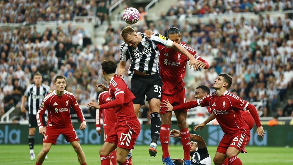 Liverpool kebobolan dua kali dari bola mati melawan 10 pemain Newcastle United. (Foto: Action Images via Reuters/Lee Smith)