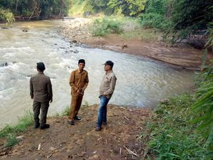 Pemkab dan Relawan Siap Bangun Jembatan Gantung di Sungai Cikarang