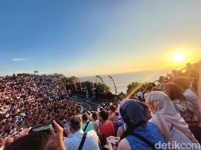 Tak Akan Pernah Bosan Melihat Tari Kecak dan Sunset di Uluwatu