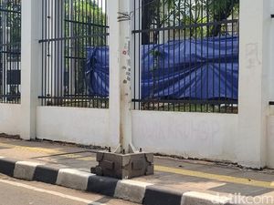 Coretan Vandalisme Ulah Pendemo Sekitar DPR Kini Ditimpa Cat Putih