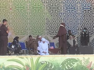 Ditangkap Suami, Wanita-Selingkuhan di Aceh Dicambuk 100 Kali Ditangkap Suami, Wanita-Selingkuhan di Aceh Dicambuk 100 Kali