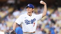 Gantengnya V BTS Lempar First Pitch Tim LA Dodgers, Tiket Auto Sold Out