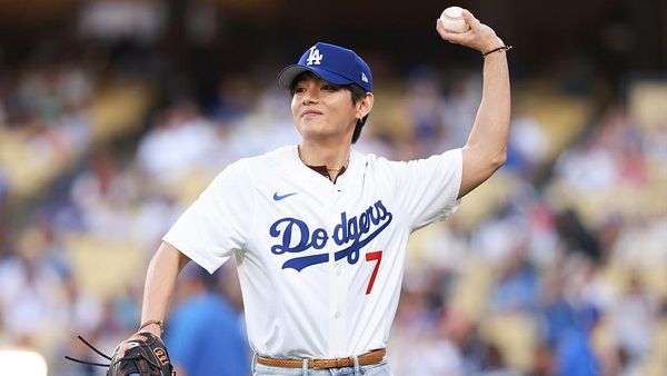 Gantengnya V BTS Lempar First Pitch Tim LA Dodgers, Tiket Auto Sold Out