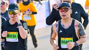 Momen Wendi Cagur Finish Strong Lari 10K Bareng Istri