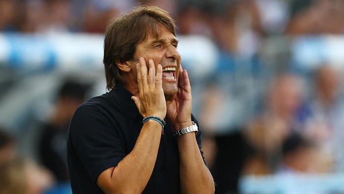Soccer Football - Serie A - U.S. Sassuolo v Napoli - Mapei Stadium - Citta del Tricolore, Reggio Emilia, Italy - August 23, 2025  Napoli coach Antonio Conte reacts REUTERS/Ciro De Luca