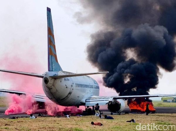 Simulasi Penanganan Kecelakaan Pesawat di Bandara Juanda