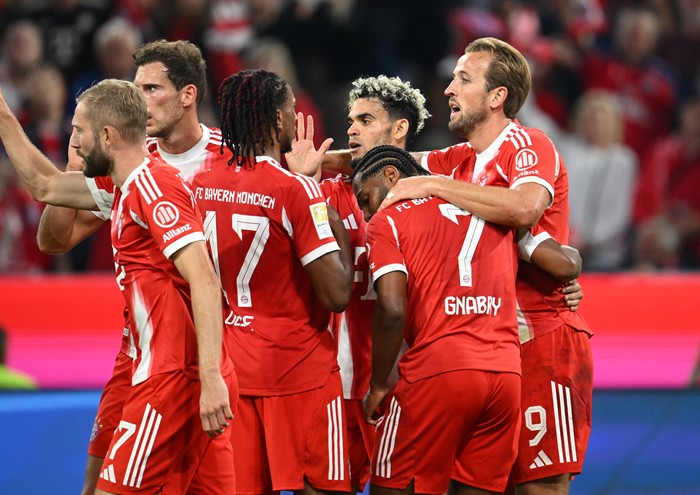 Bayern Munich Soccer Football - Bundesliga - Bayern Munich v RB Leipzig - Allianz Arena, Munich, Germany - August 22, 2025 Bayern Munich's Harry Kane celebrates scoring their fourth goal with teammates REUTERS/Angelika Warmuth DFL REGULATIONS PROHIBIT ANY USE OF PHOTOGRAPHS AS IMAGE SEQUENCES AND/OR QUASI-VIDEO.