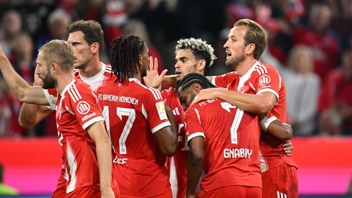 Soccer Football - Bundesliga - Bayern Munich v RB Leipzig - Allianz Arena, Munich, Germany - August 22, 2025  Bayern Munichs Harry Kane celebrates scoring their fourth goal with teammates REUTERS/Angelika Warmuth DFL REGULATIONS PROHIBIT ANY USE OF PHOTOGRAPHS AS IMAGE SEQUENCES AND/OR QUASI-VIDEO.