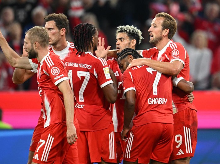 Soccer Football - Bundesliga - Bayern Munich v RB Leipzig - Allianz Arena, Munich, Germany - August 22, 2025  Bayern Munich's Harry Kane celebrates scoring their fourth goal with teammates REUTERS/Angelika Warmuth DFL REGULATIONS PROHIBIT ANY USE OF PHOTOGRAPHS AS IMAGE SEQUENCES AND/OR QUASI-VIDEO.