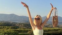 Foto Supermodel Claudia Schiffer Tak Menua di Usia 55, Pamer Body Goals