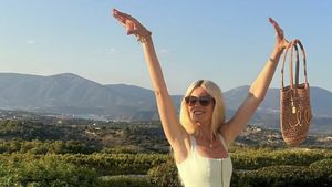 Foto Supermodel Claudia Schiffer Tak Menua di Usia 55, Pamer Body Goals