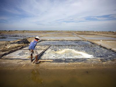 Cuaca Tak Bersahabat, Produksi Garam Rakyat di Cirebon Lumpuh