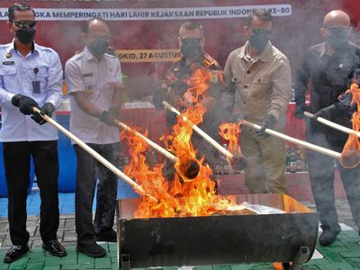 Dari Sajam hingga Uang Palsu, Barang Bukti Kejahatan Dimusnahkan di Magelang