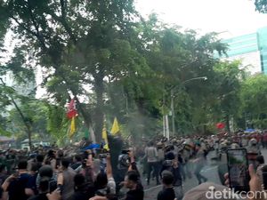 Massa Aksi Lempar Tomat ke Arah Gedung DPRD Sumut, Dibalas Pentungan Polisi Massa Aksi Lempar Tomat ke Arah Gedung DPRD Sumut, Dibalas Pentungan Polisi