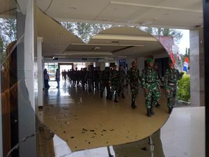 Demo Ricuh di Sorong, Fasilitas Pemerintah hingga Rumah Gubernur Dirusak