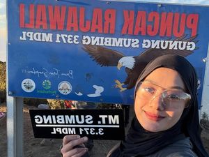 Penampakan Puncak Gunung Pertama Dinda Hauw di Indonesia Penampakan Puncak Gunung Pertama Dinda Hauw di Indonesia