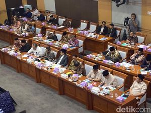 Dipanggil KPK, Dirjen Haji Kemenag Terlihat Ikut Rapat di Komisi VIII DPR