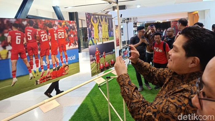Photo Exhibition 90’ & BEYOND digelar di Mal Sarinah, Jakarta, sejak 24 Agustus dan akan berlangsung sampai 29 Agustus. Mengusung tema Transformasi Dua Tahun Timnas Indonesia, dipamerkan 69 foto terpilih perjalanan Timnas Indonesia dalam dua tahun terakhir.