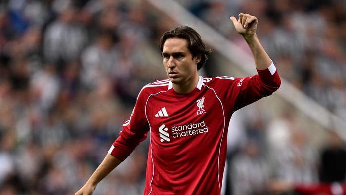 NEWCASTLE UPON TYNE, ENGLAND - AUGUST 25: (THE SUN OUT, THE SUN ON SUNDAY OUT) Federico Chiesa of Liverpool gestures a thumbs-up during the Premier League match between Newcastle United and Liverpool at St James Park on August 25, 2025 in Newcastle upon Tyne, England. (Photo by Liverpool FC/Liverpool FC via Getty Images)