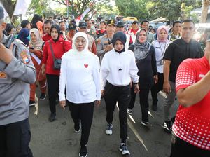 Mbak Wali dan Gubernur Kkhofifah Jalan Sehat lalu Tinjau Pasar Murah Mbak Wali dan Gubernur Kkhofifah Jalan Sehat lalu Tinjau Pasar Murah