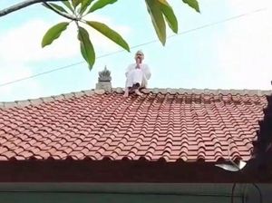 Viral! Pemuda Berpakaian Putih Naik Atap Rumah di Karangasem Bikin Geger Viral! Pemuda Berpakaian Putih Naik Atap Rumah di Karangasem Bikin Geger