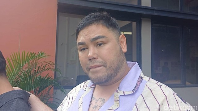 Berita Seputar Selebriti Insertlive Terkini : Akan Berangkat ke Mesir, Ivan Gunawan Salurkan Bantuan Langsung untuk Palestina