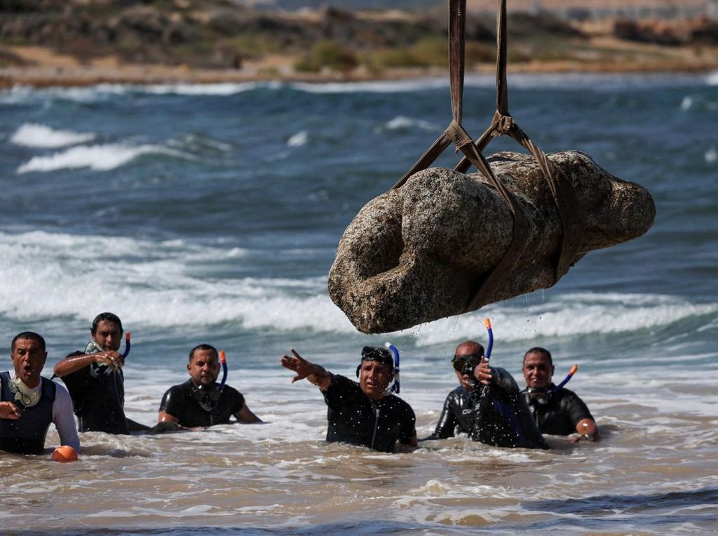 Jejak Peradaban Mesir Kuno Terungkap di Bawah Laut Alexandria Jejak Peradaban Mesir Kuno Terungkap di Bawah Laut Alexandria