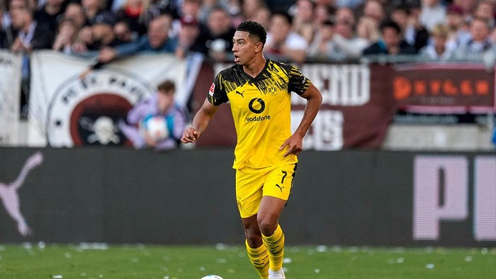 HAMBURG, GERMANY - AUGUST 23: Jobe Bellingham of Borussia Dortmund in action during the Bundesliga soccer match between FC St. Pauli and Borussia Dortmund at Millerntor Stadium on August 23, 2025 in Hamburg, Germany. (Photo by Alexandre Simoes/Borussia Dortmund via Getty Images)