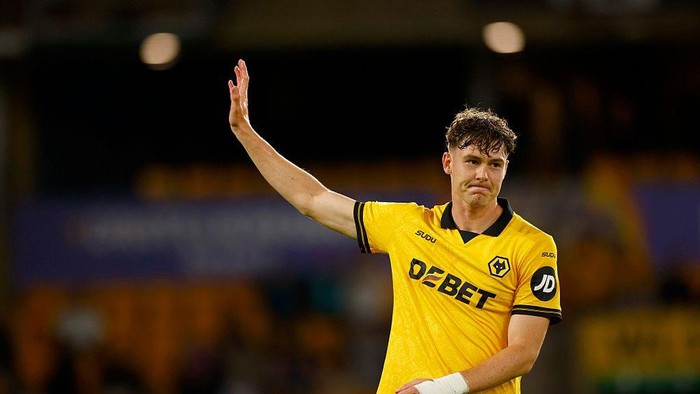 WOLVERHAMPTON, ENGLAND - AUGUST 26: Jorgen Strand Larsen of Wolverhampton Wanderers reacts after missing a chance to score during the Carabao Cup Second Round game between Wolverhampton Wanderers and West Ham United at Molineux on August 26, 2025 in Wolverhampton, England. (Photo by Malcolm Couzens/Getty Images)
