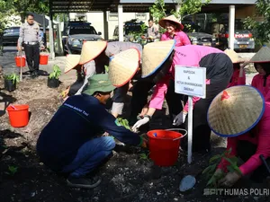 Kapolda Kalteng Pimpin Panen Sayur: Program P2L Terintegrasi dan Berkelanjutan Kapolda Kalteng Pimpin Panen Sayur: Program P2L Terintegrasi dan Berkelanjutan