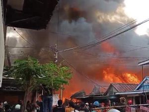 Kebakaran Hebat di Sorowako Luwu Timur, 46 Rumah Hangus-200 KK Mengungsi Kebakaran Hebat di Sorowako Luwu Timur, 46 Rumah Hangus-200 KK Mengungsi