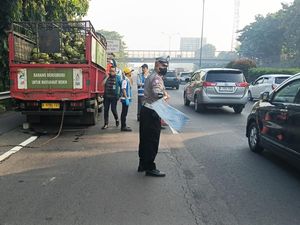 Truk Gas Nempel Truk Tronton di Tol JORR Sempat Terbawa 6 Kilometer Truk Gas Nempel Truk Tronton di Tol JORR Sempat Terbawa 6 Kilometer