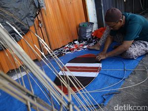 Kemarau Basah Bikin Penjualan Layang-Layang Sepi di Tangerang Selatan Kemarau Basah Bikin Penjualan Layang-Layang Sepi di Tangerang Selatan