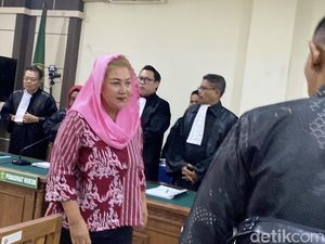 Ekspresi Eks Walkot Semarang Mbak Ita Saat Divonis 5 Tahun Penjara Ekspresi Eks Walkot Semarang Mbak Ita Saat Divonis 5 Tahun Penjara