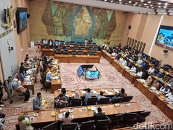 Bahlil Rapat Malam Bareng DPR, Ini Bocorannya