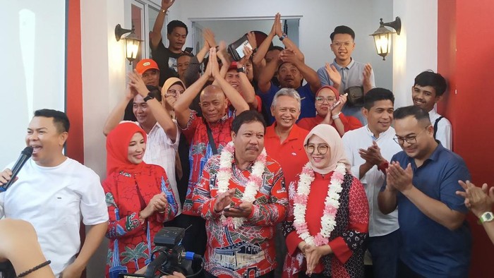 Euforia Kemenangan Uddin-Dessy Disambut Sorak Sorai Pendukung di Kantor PDIP