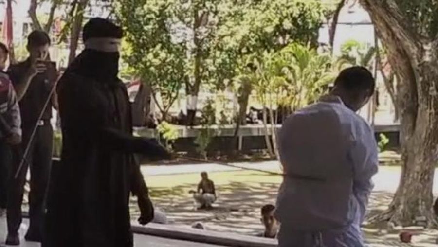 Video: Pasangan Gay Dihukum Cambuk 76 Kali di Aceh!