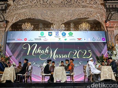 Ratusan Pasangan Nikah Massal di Surabaya