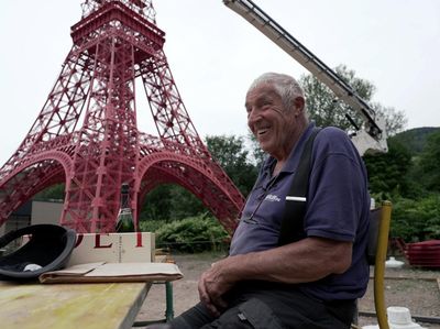 Pensiunan di Prancis Wujudkan Menara Eiffel Mini